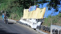 Salah seorang juru kunci makam Patrol Nono (60) mengatakan jalan tersebut kerap menelan korban jiwa. Menurut Nono dari mitos yang berkembang di masyarakat turunan tersebut memiliki dua cabang. Padahal turunan itu hanya memiliki satu jalur. Namun, terkait kebenarannya ia tidak pernah mengalaminya, tapi tak jarang korban kecelakaan di turunan tersebut membenarkan hal tersebut.