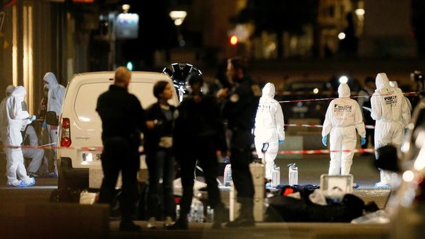 Petugas forensik menyisir lokasi ledakan bom di Lyon