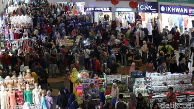 Aksi 22 Mei Mereda, Masyarakat Habiskan THR di Pasar Tanah Abang