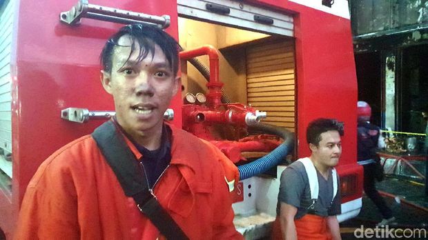 Cerita Damkar Selamatkan 5 Korban Terjebak Kebakaran di Sukabumi