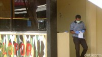 Aksi penembakan ini dilakukan orang tidak dikenal mempergunakan minibus, dinihari tadi. Pada saat kejadian ada empat penjaga yang sedang berjaga, satu orang anggota Brimob mengalami luka di bagian kepala terserempet peluru.