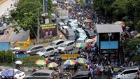 Kawasan Pasar Tanah Abang kembali ramai dipenuhi warga yang datang ingin berbelanja.