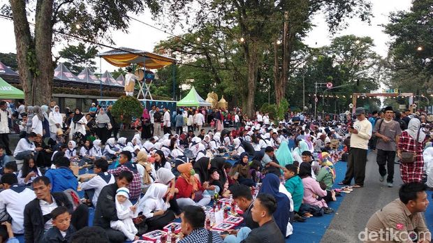Jalin Persatuan, Warga Jawa Barat Kompak Buka Bersama di Jalanan