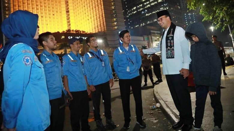Malam-malam, Anies Baswedan Ajak Putranya Cek Kondisi Jalan MH Thamrin Malam-malam, Anies Baswedan Ajak Putranya Cek Kondisi Jalan MH Thamrin