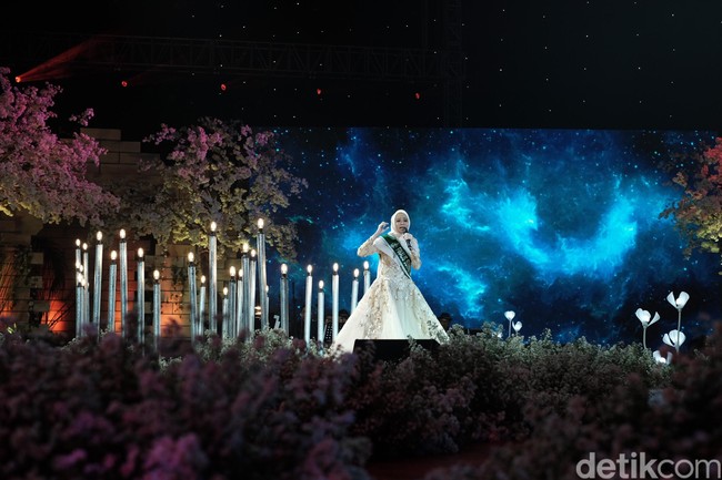 Menjelang akhir, diliran dua finalis terakhir tampil di panggung Enconvention Ancol, Jakarta Utara, Sabtu (25/05/3019). Mereka adalah Baydura, hijabers asal Riau dan Nalaria Prakusya asal Bandung. Baydura yang mondok di pesantren selama tujuh tahun menjadi pendakwah di usia muda. Di panggung Sunsilk Hijab Hunt 2019, ia membawakan tausyiah bertema ibu. Kemudian, Nalaria membawakan sebuah cerita tentang Aladdin dan Jasmine. Di tengah story telling, Nalaria memainkan piano dengan manis dan menyanyikan lagu A Whole New World with You. Foto: Pradita Utama/Detikcom