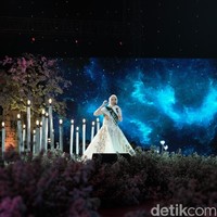 Menjelang akhir, diliran dua finalis terakhir tampil di panggung Enconvention Ancol, Jakarta Utara, Sabtu (25/05/3019). Mereka adalah Baydura, hijabers asal Riau dan Nalaria Prakusya asal Bandung. Baydura yang mondok di pesantren selama tujuh tahun menjadi pendakwah di usia muda. Di panggung Sunsilk Hijab Hunt 2019, ia membawakan tausyiah bertema ibu. Kemudian, Nalaria membawakan sebuah cerita tentang Aladdin dan Jasmine. Di tengah story telling, Nalaria memainkan piano dengan manis dan menyanyikan lagu A Whole New World with You. Foto: Pradita Utama/Detikcom