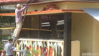 Selain itu, petugas juga tampak mencari serpihan proyektil yang menembus kaca dan bersarang di tembok pos jaga Brimob.