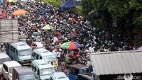 Hari ini, Pasar Tanah Abang mulai beroperasi normal setelah sempat tutup selama beberapa hari akibat kerusuhan 22 Mei yang terjadi di sejumlah lokasi di Jakarta.