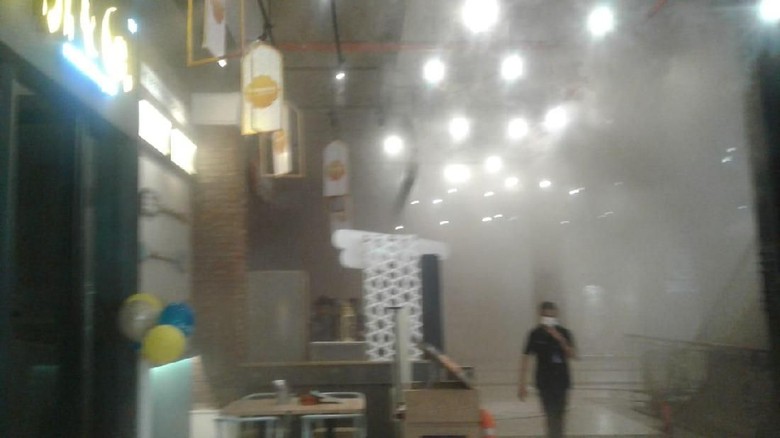 Restoran di Mal PVJ Kebakaran, Api Berhasil Dipadamkan Petugas Restoran di Mal PVJ Kebakaran, Api Berhasil Dipadamkan Petugas