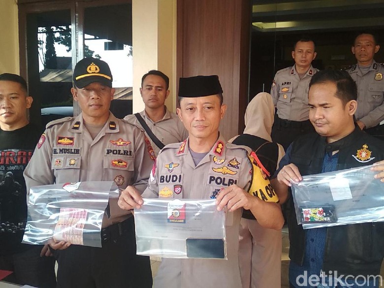 Polisi Tetapkan 2 Tersangka Prostitusi Online di Cipanas Garut Polisi Tetapkan 2 Tersangka Prostitusi Online di Cipanas Garut