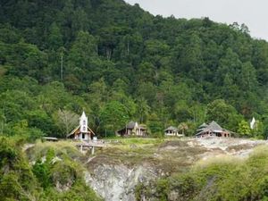 Cantik dan Jadi Simbol Toleransi, Ada 5 Rumah Ibadah di Bukit Ini