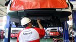 Jelang Lebaran, Bengkel Dipenuhi Mobil Pemudik