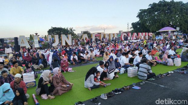 Jalin Persatuan, Warga Jawa Barat Kompak Buka Bersama di Jalanan