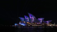 Karya Thomas Huang yang bertema Austral Flora Ballet itu sukses memukau pengunjung yang ingin menikmati keindahan cahaya lampu warna-warni di festival Vivid Sydney 2019.