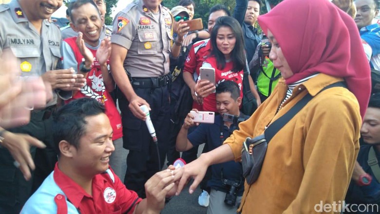 So Sweet, Usai Bagi Takjil Cowok Ini Mendadak Lamar Kekasih So Sweet, Usai Bagi Takjil Cowok Ini Mendadak Lamar Kekasih