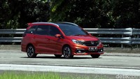 Kemudian ada juga Mobilio yang berada satu tingkat di bawah Ertiga. Mobilio yang wajahnya baru disegarkan Honda pada Februari lalu terkirim ke diler-diler sebanyak 7.386 unit. Foto: Rengga Sancaya