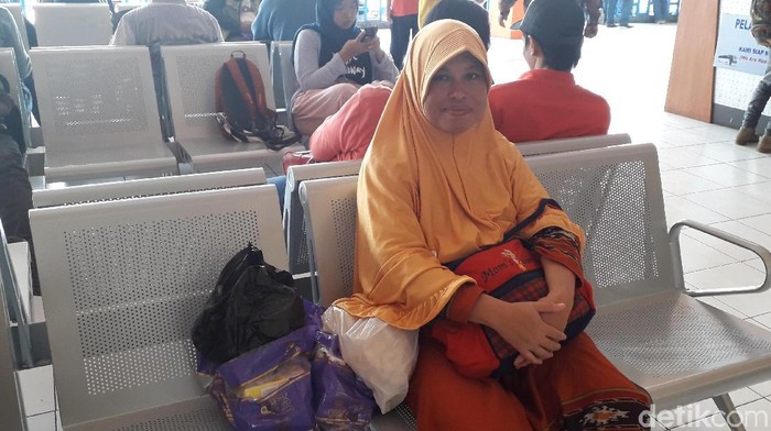 Aini telah mempersiapkan fisik agar tak mudah kena gendam atau hipnotis (Foto: Rosmha/detikHealth) Aini telah mempersiapkan fisik agar tak mudah kena gendam atau hipnotis (Foto: Rosmha/detikHealth)