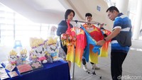 Belanja merchandise Piala Sudirman sebelum menonton pertandingan. 