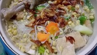 Ini gaya sup ayam kampung Boyolai dan Solo. Memakai paduan tauge pendek, wortel dan kol. rasanya segar mantap. Foto : Instagram @dapur_tenggiri