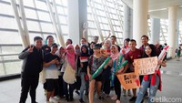Kehebohan suporter Indonesia membuat seorang warga lokal ingin mengajak foto.