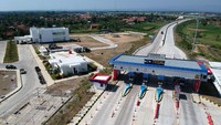 Untuk mengurangi beban puncak arus mudik dan arus balik, Asosiasi Jalan Tol Indonesia (ATI) memberikan diskon 15 persen di seluruh ruas tol. ANTARA FOTO/Oky Lukmansyah.