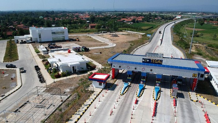 Foto udara gerbang tol Tegal, Desa Kalimati, Kabupaten Tegal, Jawa Tengah, Minggu (26/5/2019). Untuk mengurangi beban puncak arus mudik dan arus balik, Asosiasi Jalan Tol Indonesia (ATI) memberikan diskon 15 persen di seluruh ruas tol pada periode arus mudik 27-29 Mei dan periode arus balik pada 10-12 Juni 2019. ANTARA FOTO/Oky Lukmansyah/aww.