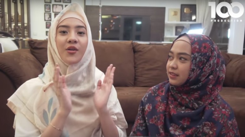 Anya Geraldine Belajar Berhijab, Kru Ria Ricis Dibuat Tak Berkedip Anya Geraldine Belajar Berhijab, Kru Ria Ricis Dibuat Tak Berkedip
