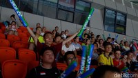 Aksi suporter Indonesia saat mendukung Kevin Sanjaya Sukamuljo dkk.
