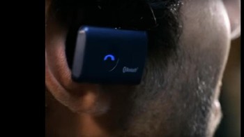 Begini penampakan headset bluetooth dari LG Decoy ketika digunakan. Headset bluetooth memang sedang tren sekarang, tapi sepertinya orang-orang lebih memilih perangkat terpisah ketimbang digabung dengan ponsel. Foto: Istimewa