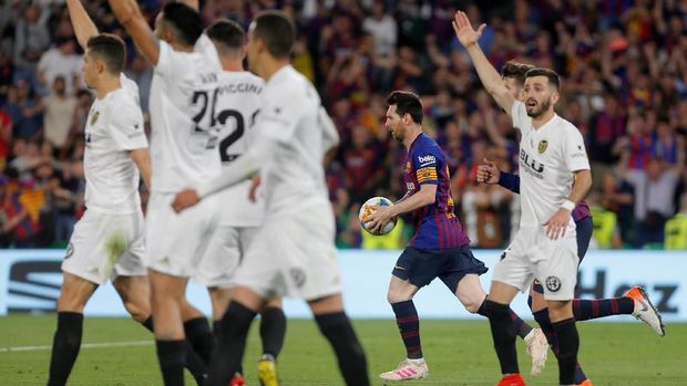 Lionel Messi sempat memperkecil ketinggalan Barcelona 1-2. (FREUTERS/Marcelo del Pozo)