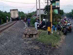 Viral Truk Nangkring di Atas Rel Hebohkan Medsos