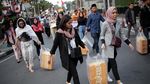 Saat yang Muda Berbagi Takjil untuk TNI Polri