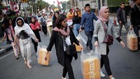 Aksi ini dilakukan oleh Aliansi Mahasiswa dan Pemuda Relawan Cinta NKRI degnan menggelar aksi simpatik bagi-bagi takjil dan buka puasa bersama Polri dan TNI yang sudah menjaga keutuhan NKRI di depan gedung Bawaslu, Jakarta, Minggu (27/5). Foto: dok. Aliansi Mahasiswa Cinta NKRI
