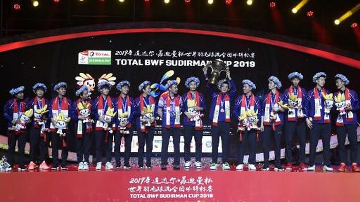 Chins players celebrate with the trophy after beating Japan in the 2019 Sudirman Cup world badminton championships in Nanning in Chinas southern Guangxi region on May 26, 2019. (Photo by WANG ZHAO / AFP)