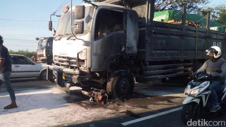 Pemudik Asal Lumajang Tewas Tertabrak Truk di Probolinggo Pemudik Asal Lumajang Tewas Tertabrak Truk di Probolinggo