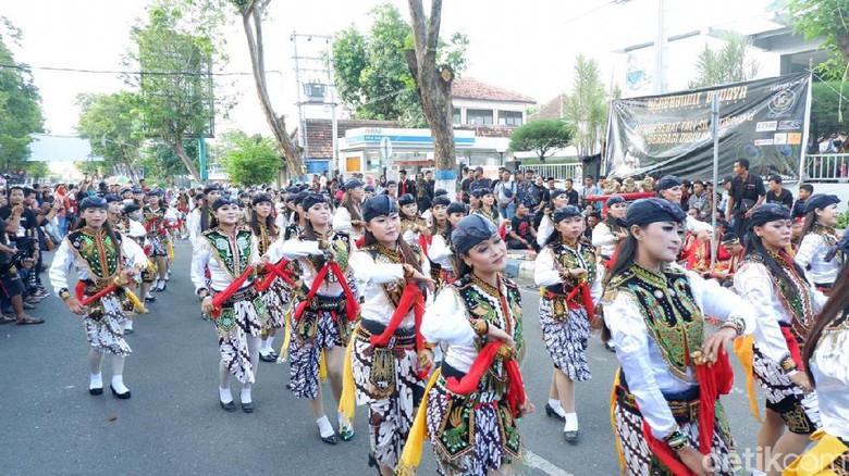 Serunya 200 Penari Jathil Berbagi Takjil di Ponorogo Serunya 200 Penari Jathil Berbagi Takjil di Ponorogo