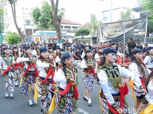 Serunya 200 Penari Jathil Berbagi Takjil di Ponorogo
