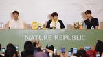 Suho EXO Semringah Dapat Kemeja Batik