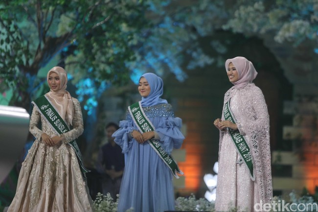 Sempat kebingungan karena melihat 10 finalis yang bertalenta, tiga juri grand final Sunsilk Hijab Hunt 2019 yaitu Ivan Gunawan, Tantri Kotak dan Nirina Zubir memutuskan tiga finalis sebagai tiga besar. Mereka adalah Resky Amalia dengan bakat menyanyi, Syifa Audria dengan bakat menari dan Delvi Afriwanda dengan bakat bermain gitar. Foto: Pradita Utama/Detikcom