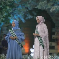 Sempat kebingungan karena melihat 10 finalis yang bertalenta, tiga juri grand final Sunsilk Hijab Hunt 2019 yaitu Ivan Gunawan, Tantri Kotak dan Nirina Zubir memutuskan tiga finalis sebagai tiga besar. Mereka adalah Resky Amalia dengan bakat menyanyi, Syifa Audria dengan bakat menari dan Delvi Afriwanda dengan bakat bermain gitar. Foto: Pradita Utama/Detikcom