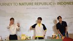 Suho EXO Semringah Dapat Kemeja Batik