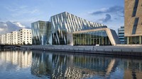 Kantor Pusat Bank Saxo Denmark, memiliki desain ekspresif yang menonjol dari lingkungannya, dengan balok berwarna yang miring dan tidak teratur bagaikan garis zebra. Istimewa/Adam Mørk/CNN.