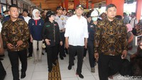 Saat melakukan pengecekan, masih ditemukan bus yang tidak laik beroperasi karena tidak memiliki alat penunjang keselamatan lengkap.