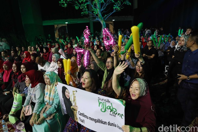 Sebelumnya sejak sore para suporter finalis sudah hadir di area Ecovention, Ancol, Jakarta Utara, Sabtu (25/5/2019). Mereka datang dari Karawang hingga Yogyakarta. Foto: Pradita Utama/Detikcom