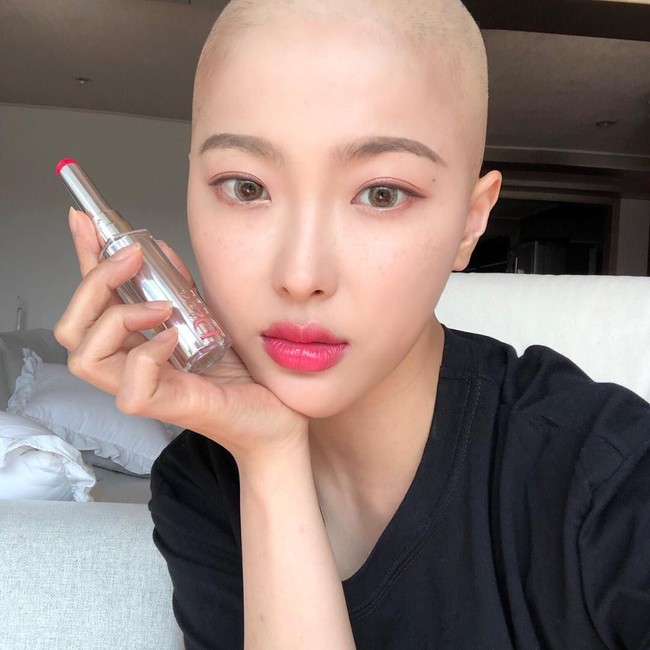 Meski kini beuaty vlogger asal Korea Selatan itu telah menggunduli rambutnya karena rontok parah. Namun Dawn tidak berkecil hati. Ia tetap melanjutkan passion-nya untuk berbagi tutorial makeup. Foto: dok. Instagram