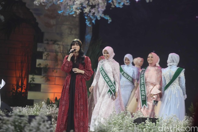 Inilah penampilan para finalis Sunsilk Hijab Hunt 2019 saat berlenggak-lenggok memeragakan gaun cantik dengan iringan suara merdu Isyana Sarasvati menyanyikan lagu hitsnya Heaven. Foto: Pradita Utama/Detikcom