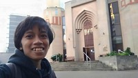 Penulis di Edinburgh Central Mosque. Masjid juga tersedia di dekat kampus University of Edinburgh (Angga Fauzan/Istimewa)