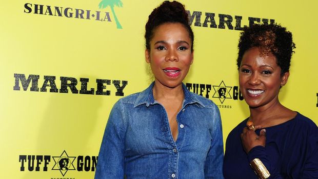 Cedella Marley (kiri) bersama sang adik, Karen Marley. (