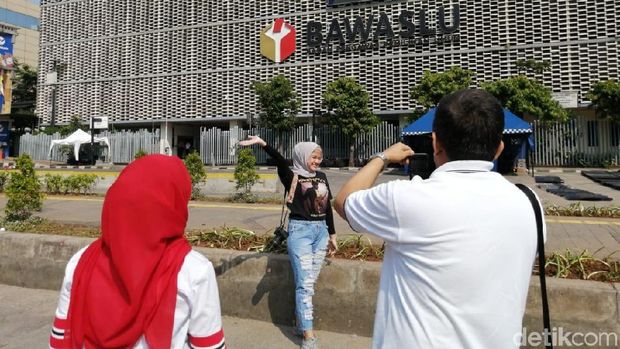 Warga Berfoto hingga Bagi-bagi Mawar di Depan Gedung Bawaslu