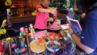 Pernak-pernik lain juga dijual di luar area gimnasium.
